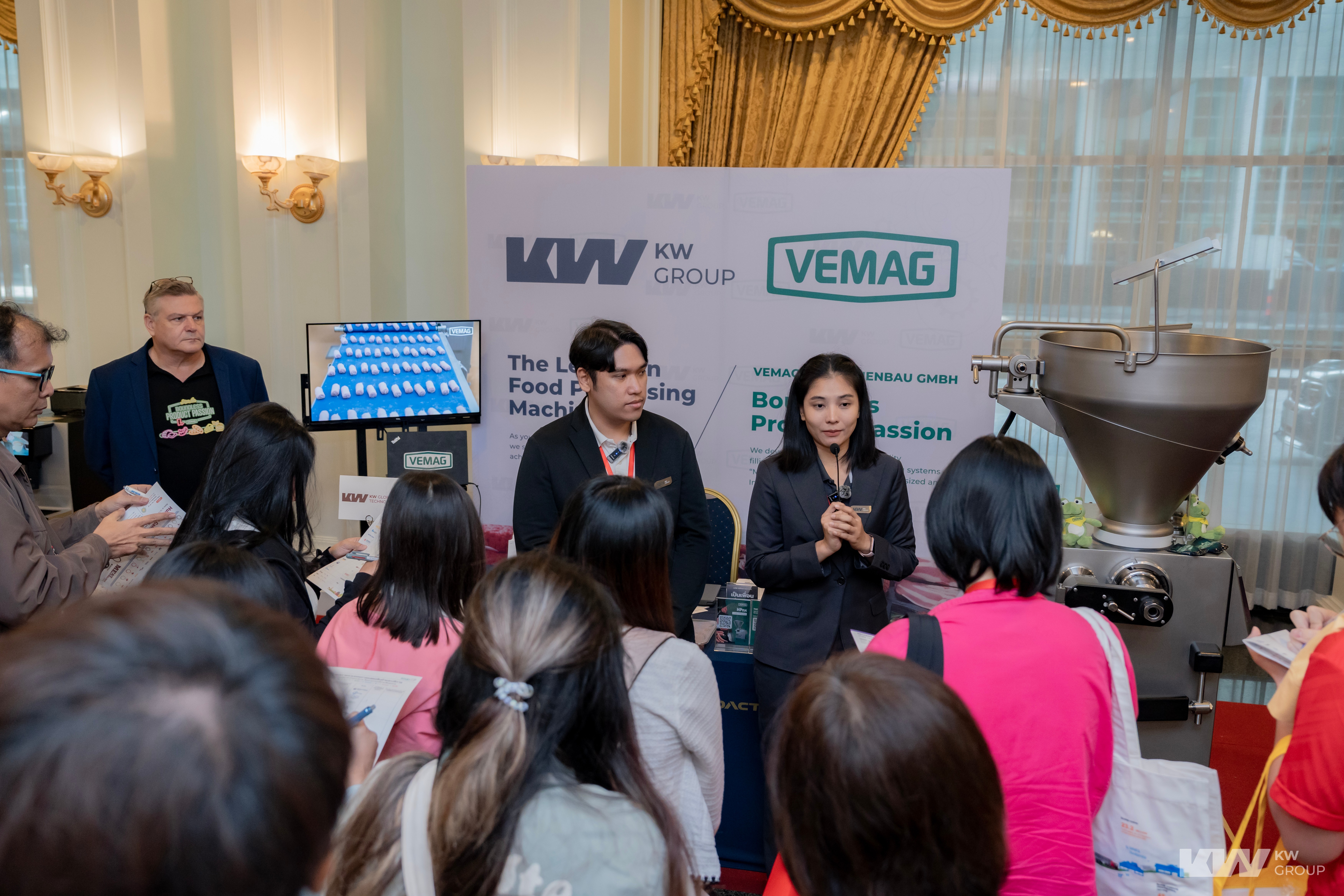 ผู้เข้าร่วมงานชมบูธจัดแสดงนวัตกรรมเครื่องจักรจาก VEMAG