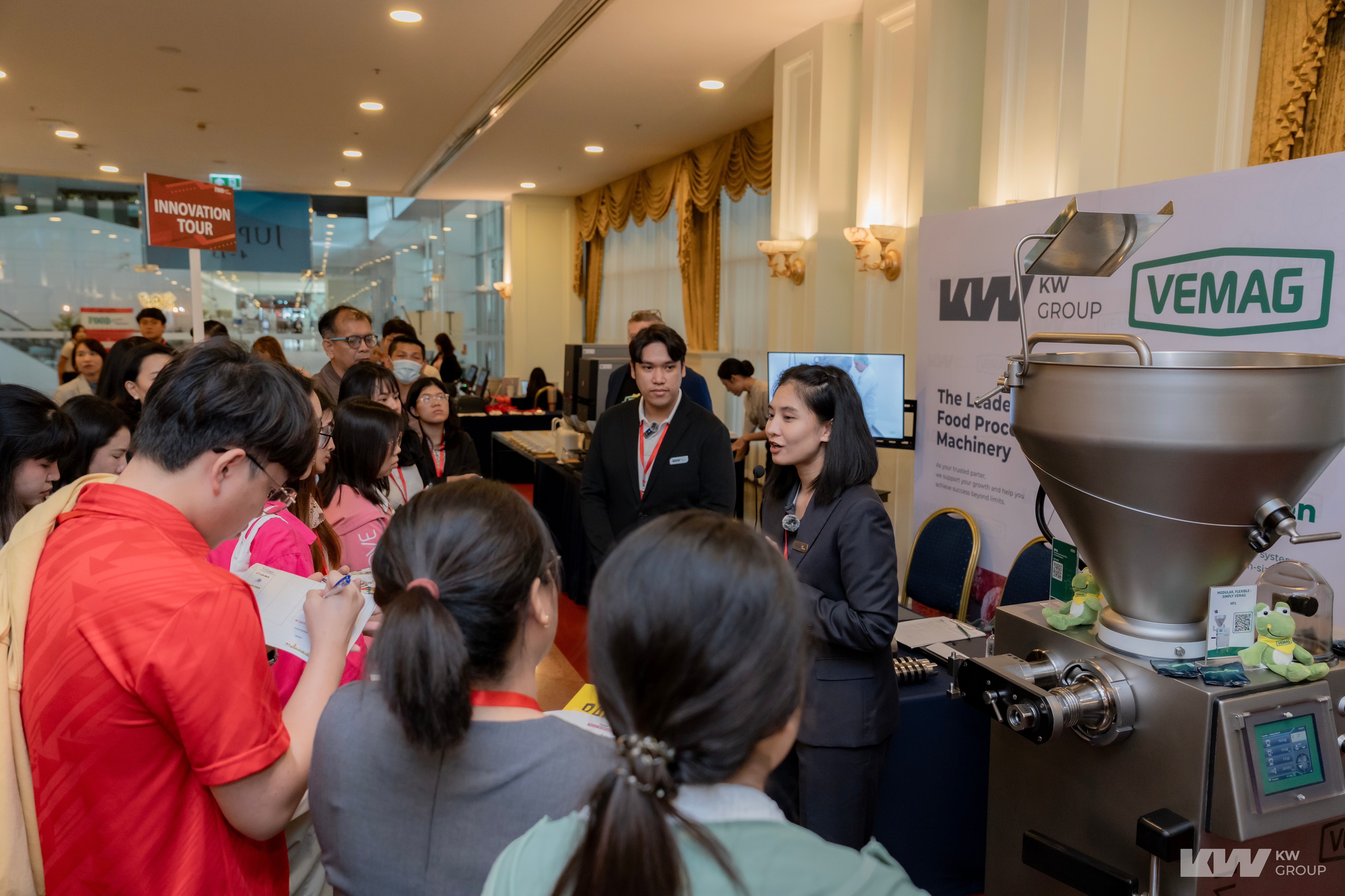 ผู้ร่วมงานให้ความสนใจเทคโนโลยีการผลิตเนื้อสัตว์อัตโนมัติ