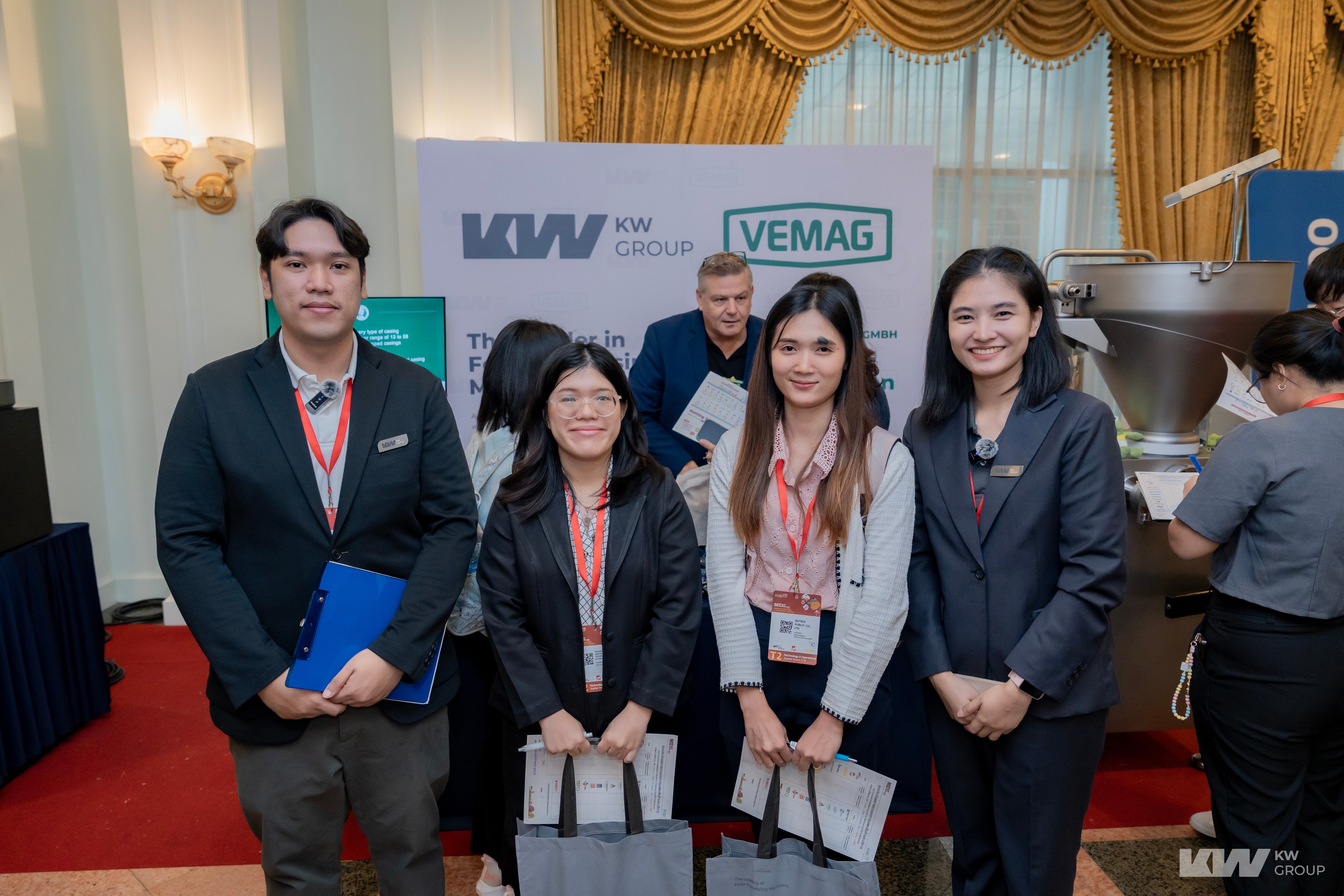 เจ้าหน้าที่สาธิตการใช้งานเครื่องจักร VEMAG อย่างใกล้ชิด